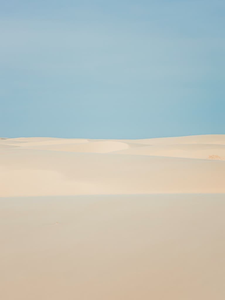 Dunas e lagoas dos Lençóis Maranhenses perto de Atins