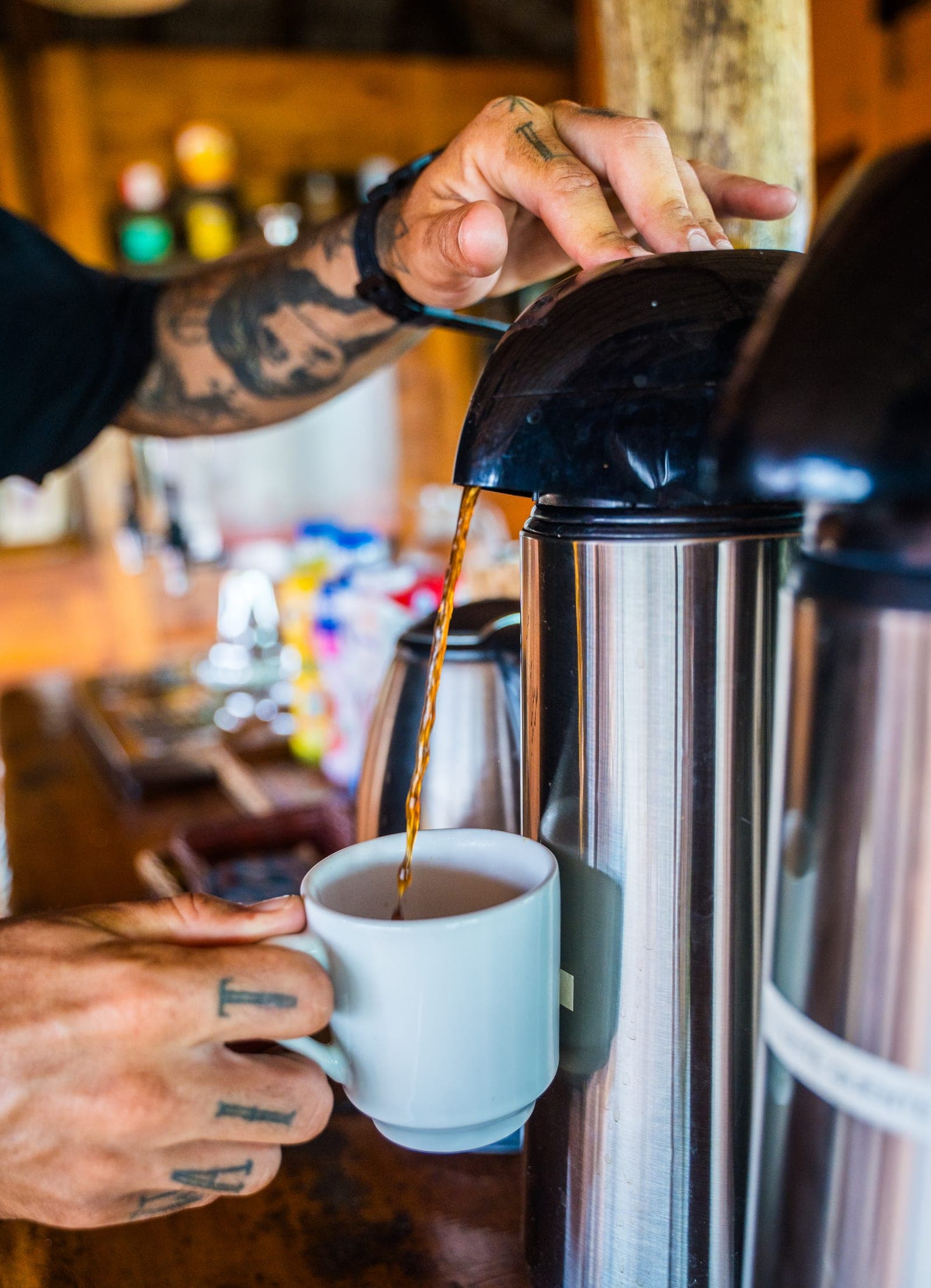 Café sendo servido na xícara