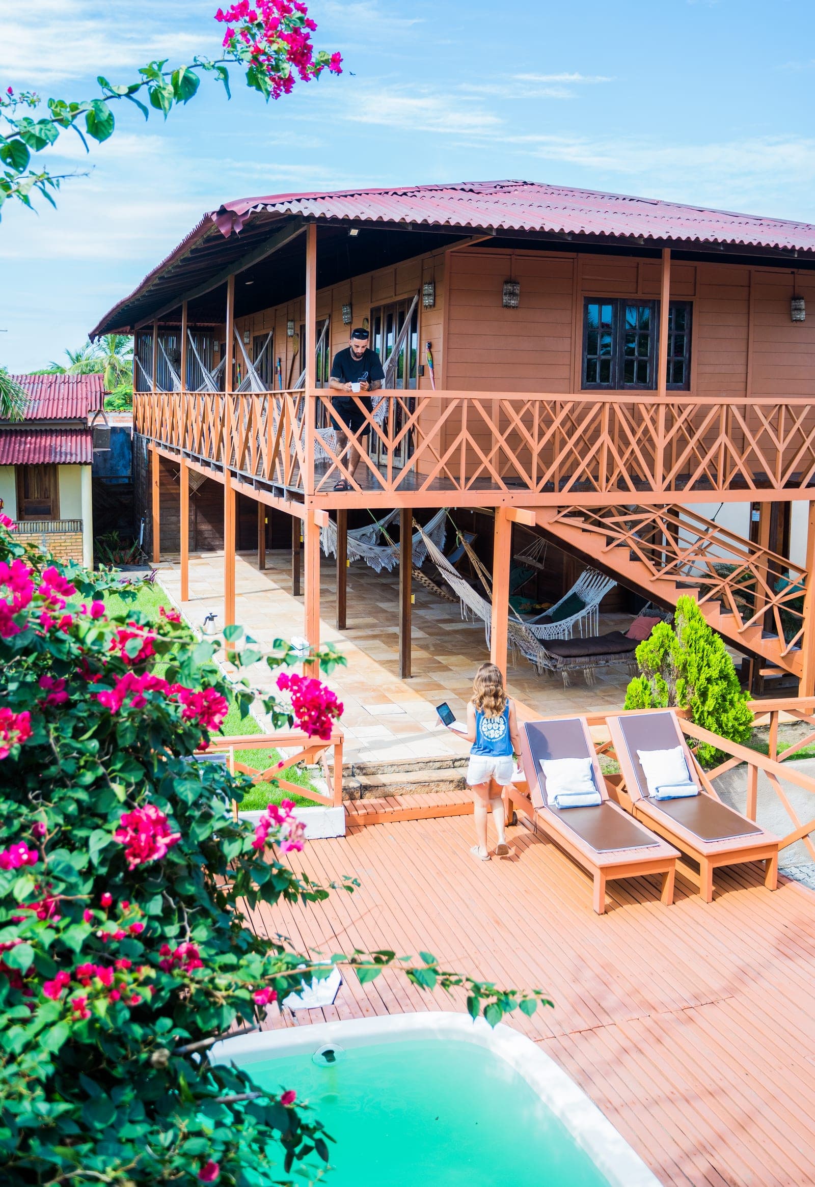 Fachada de madeira, deck e piscina