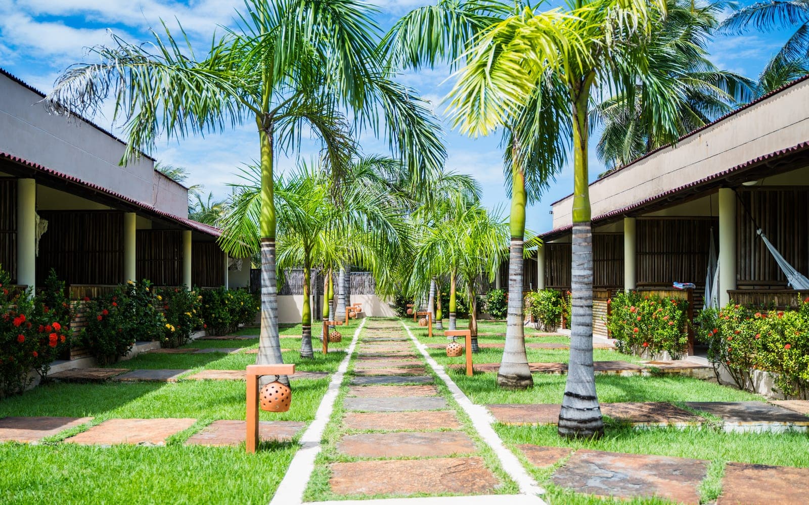 Caminho de jardim entre as suítes