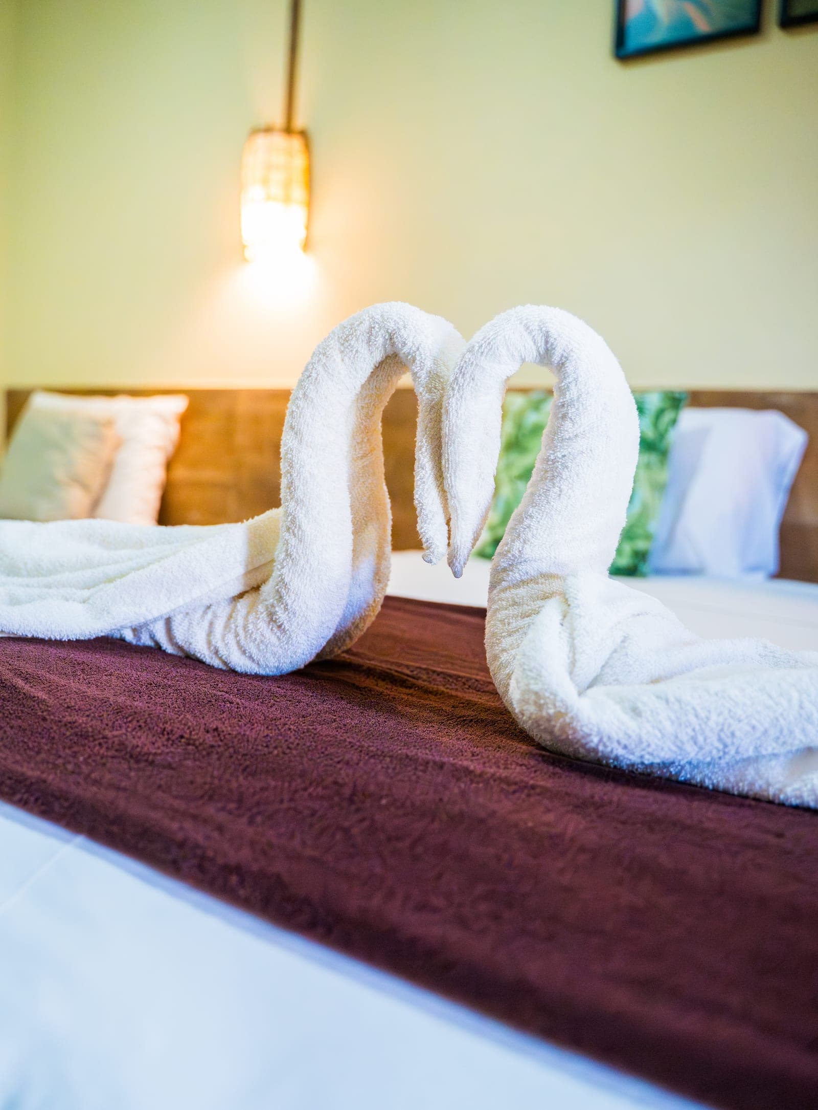 Cama preparada com toalhas dobradas