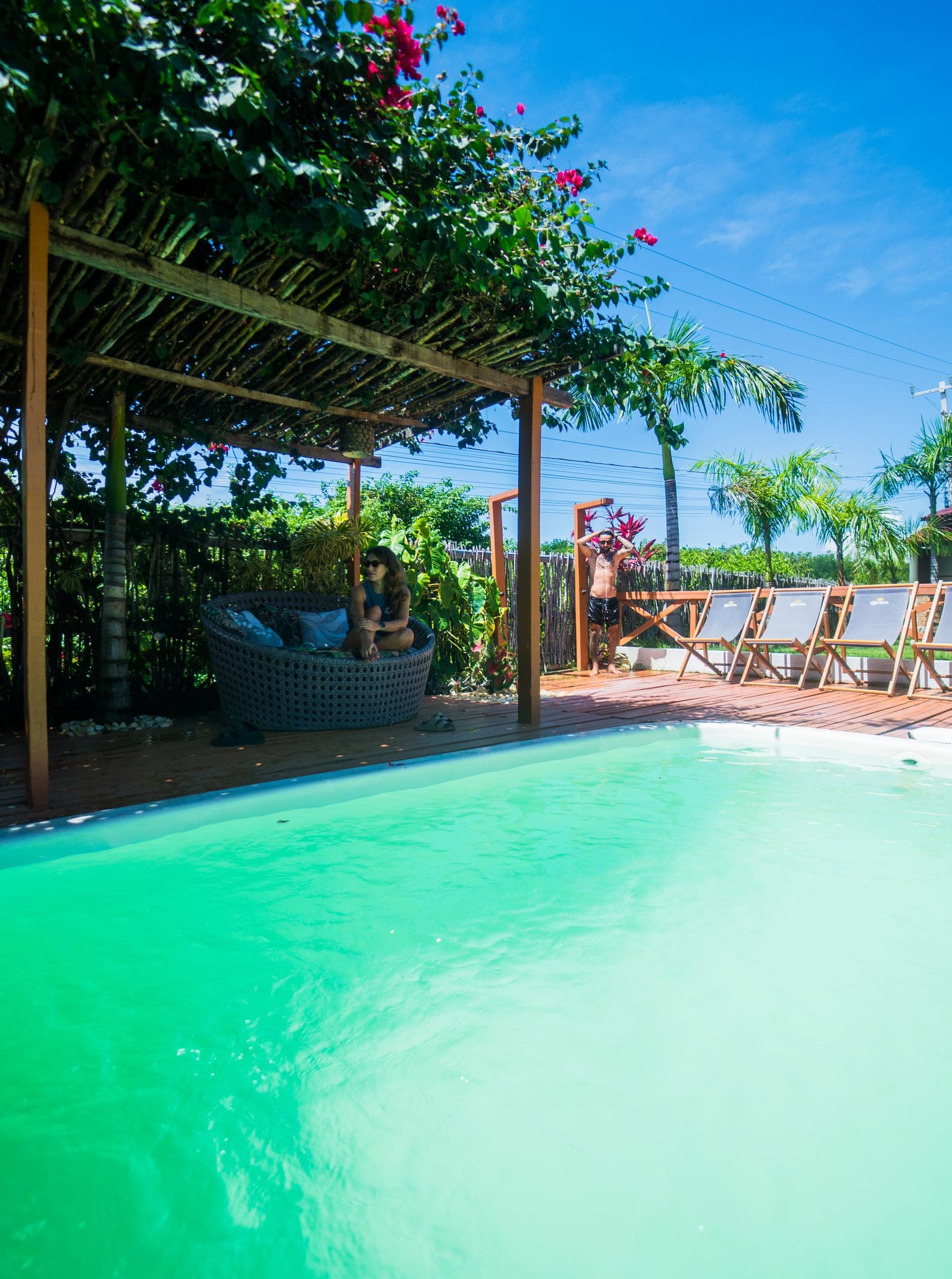 Piscina e área sombreada do deck