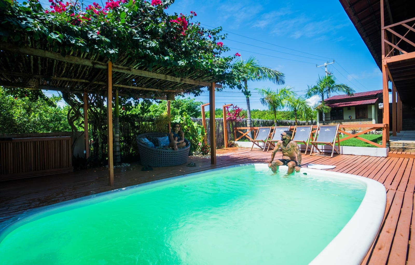 Vista ampla da piscina e espreguiçadeiras