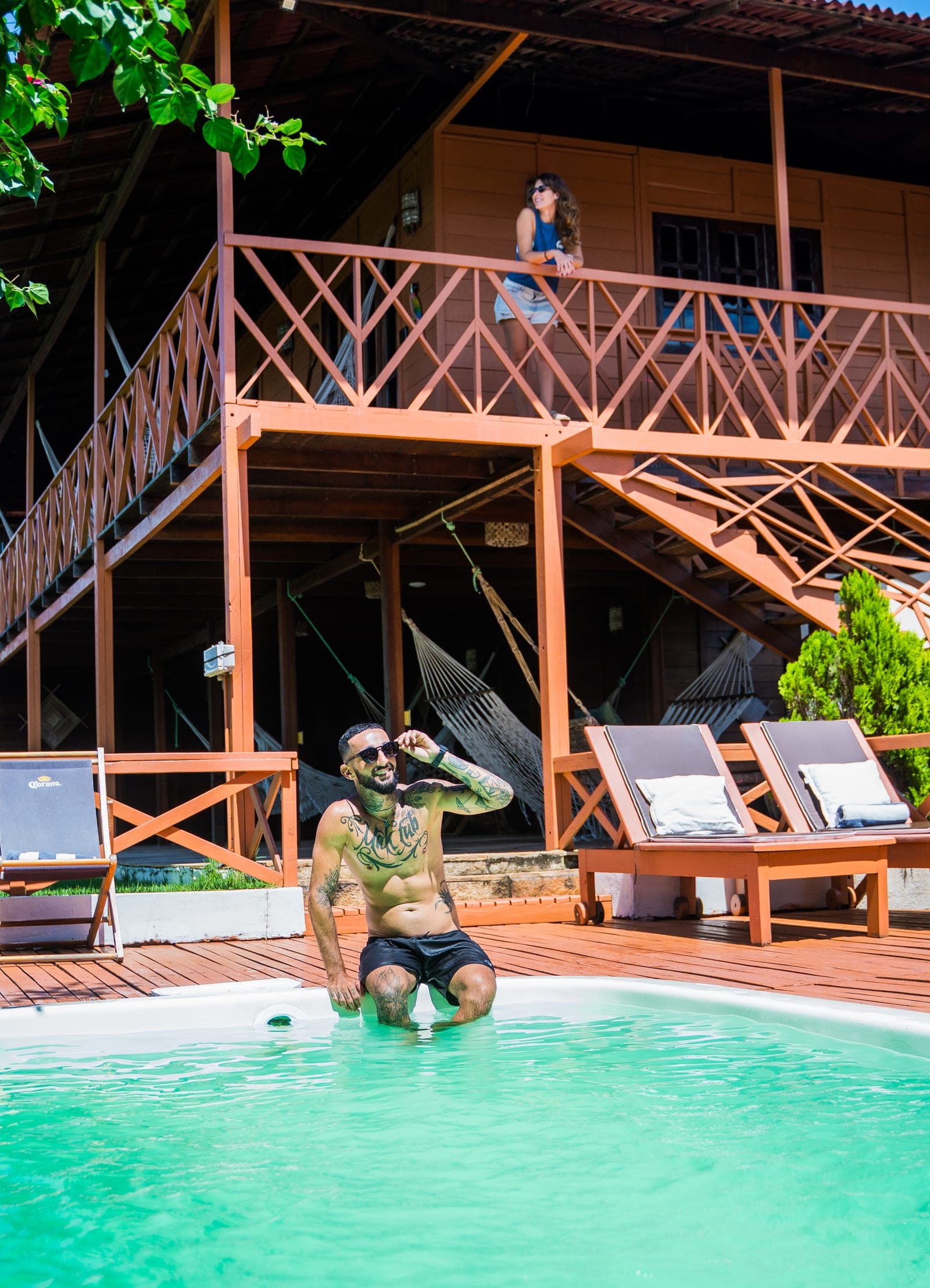 Piscina com a varanda ao fundo