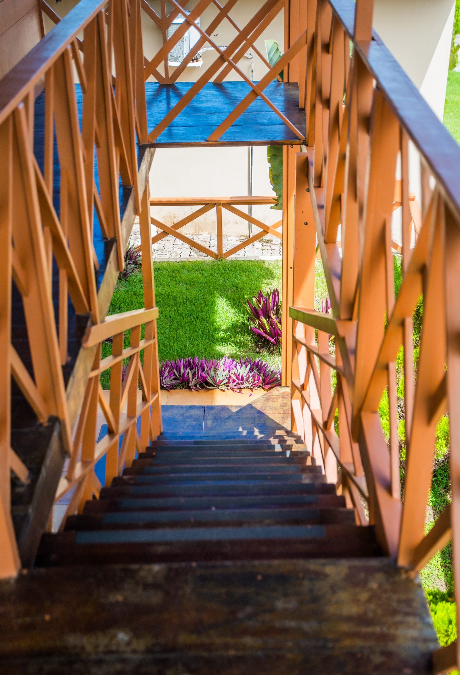 Escada de madeira com vista para o jardim